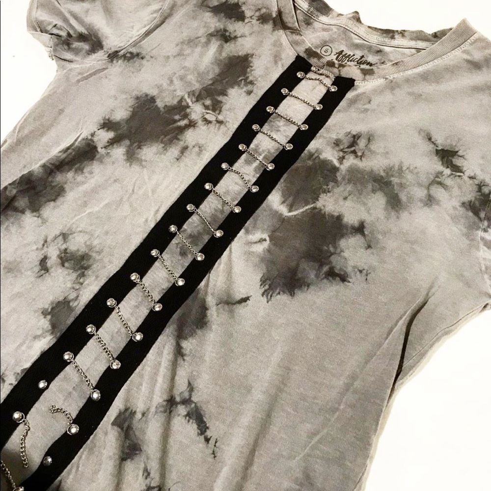 Cute gray chain concert tee